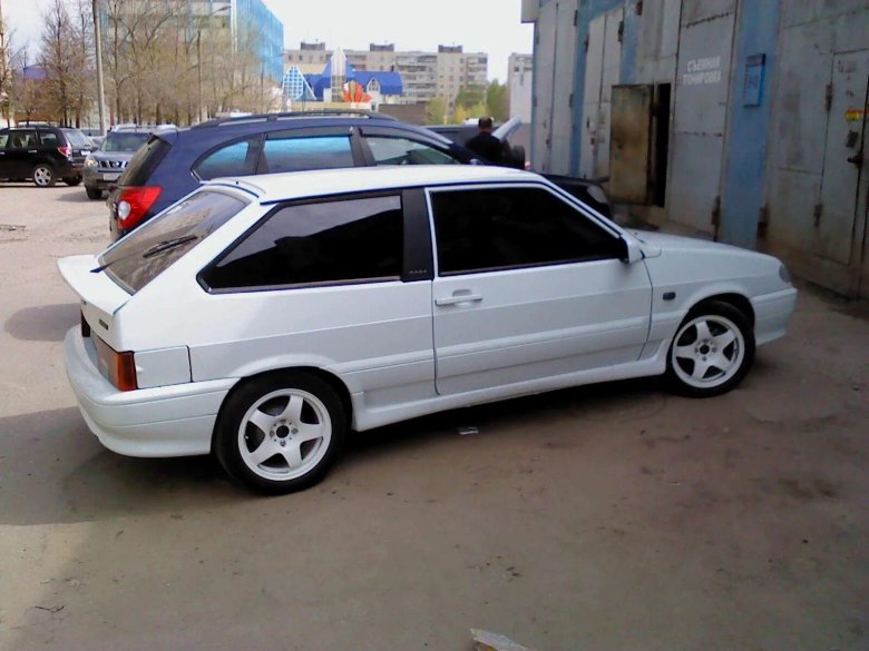 ВАЗ 2113 белая на сликах