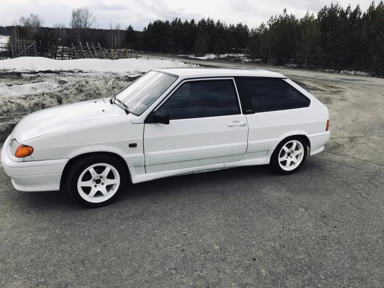 ВАЗ 2113 белая на дисках