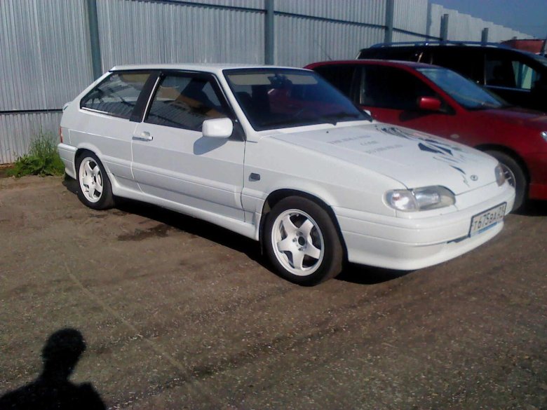 ВАЗ 2113 белая на сликах