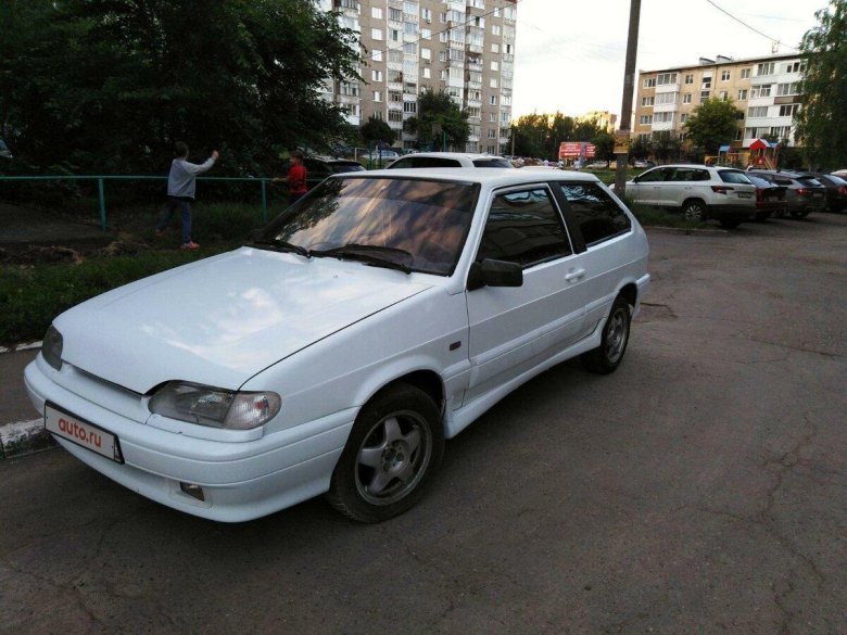 Белая машина Лада