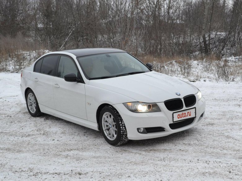 Белая БМВ 318i