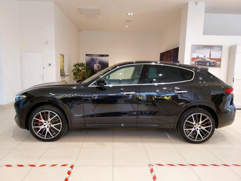 Черная мазерати