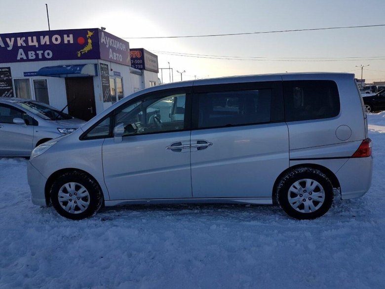 Тойота Ноах и Хонда Степвагон сравнение