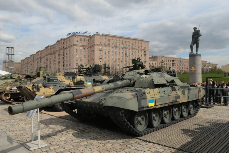 Военная техника на поклонной горе