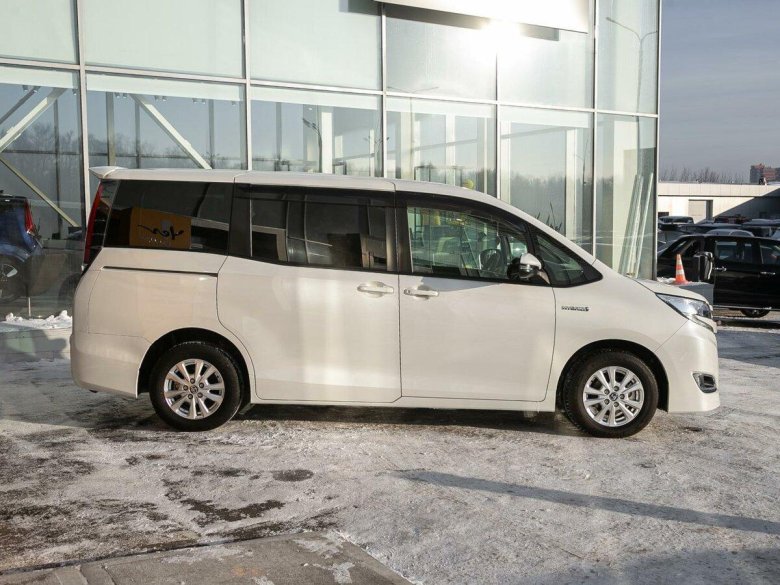 Toyota noah zwr80