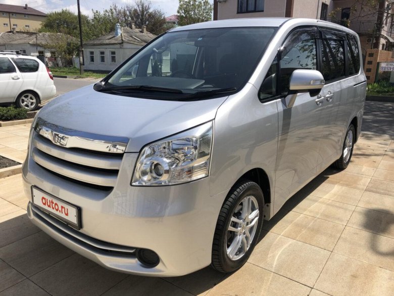 Toyota Noah 2010