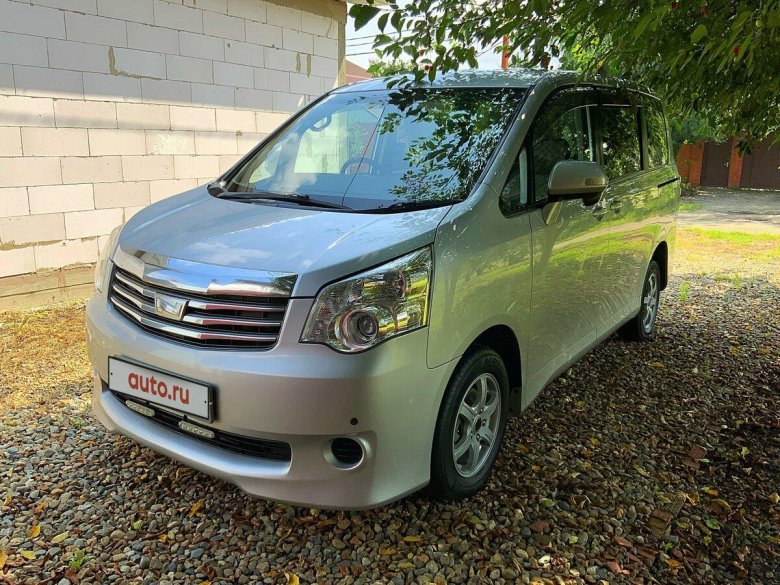 Toyota Noah 2011