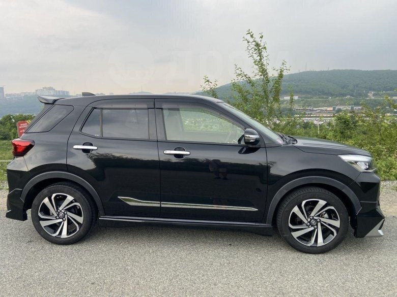 Черная тойота