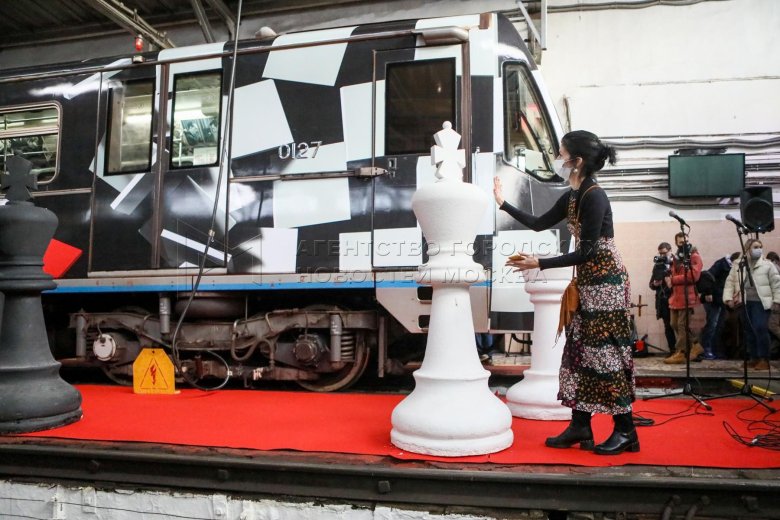Поезд шахматы на Сокольнической линии