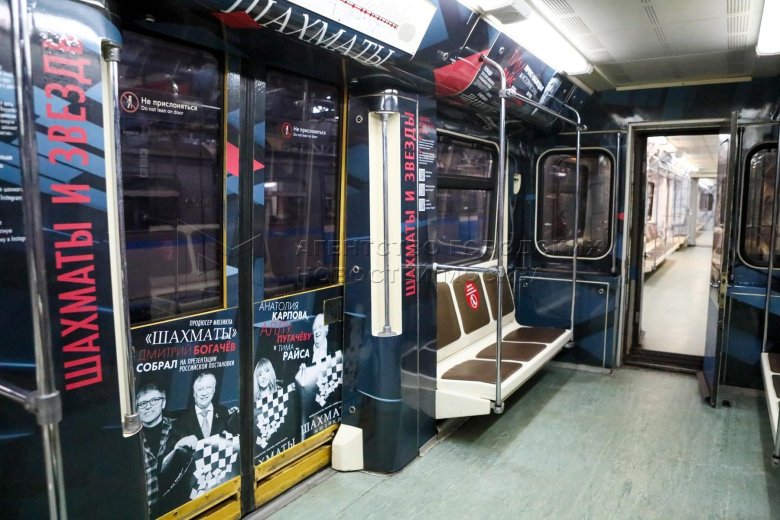 Поезд шахматы на Сокольнической линии