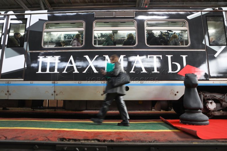 Поезд шахматы на Сокольнической линии