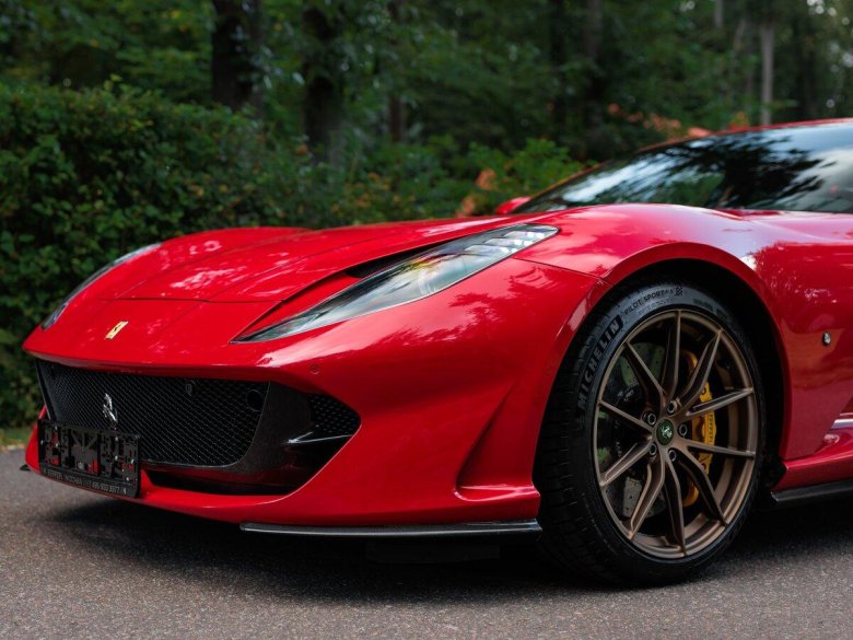 Феррари 812 competizione