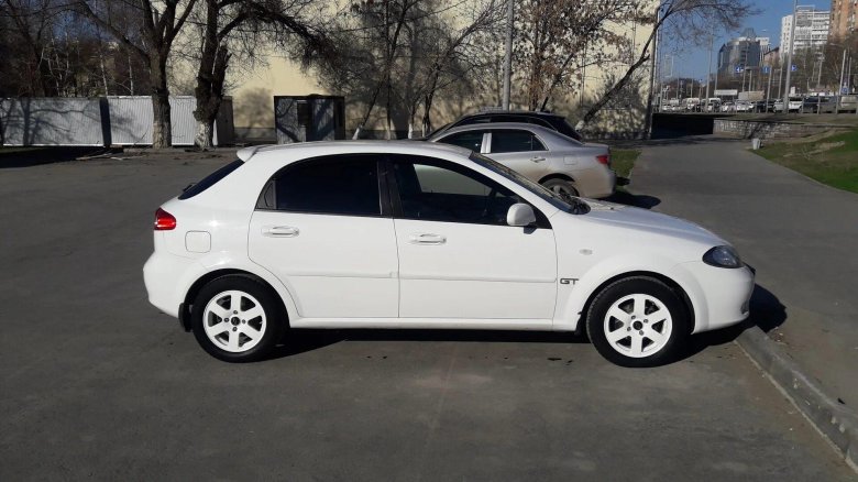 Шевроле Лачетти хэтчбек белая