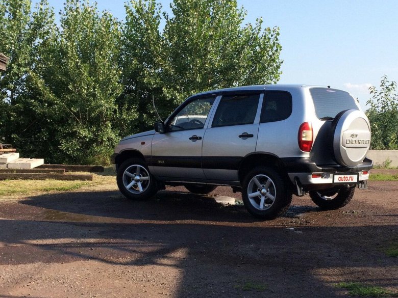 Нива шевроле серебристая