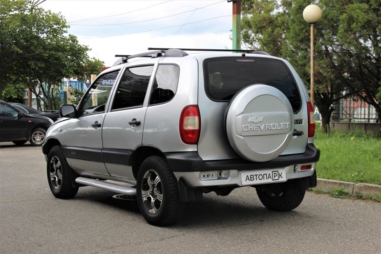 Шевроле Нива 2004 серебристый