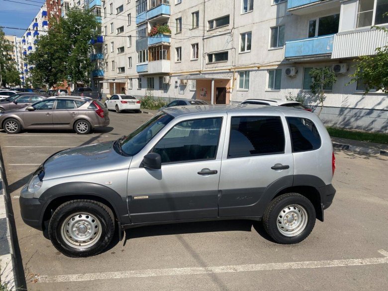 Шевроле Нива серебристая
