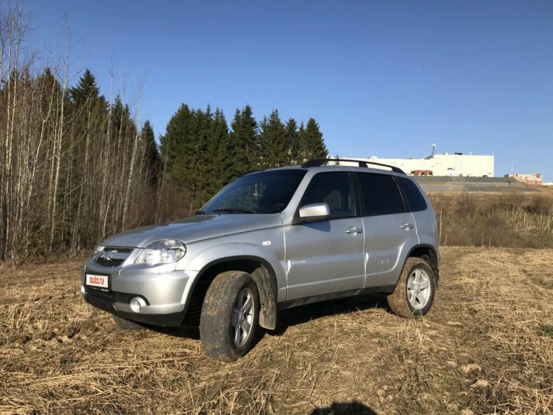 Шевроле Нива серебристая