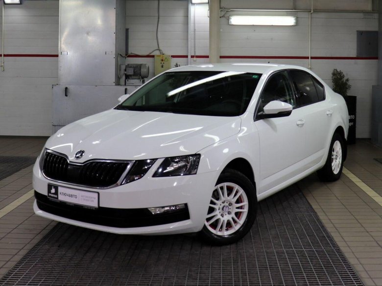 Шкода Октавия 2019 белая на черном