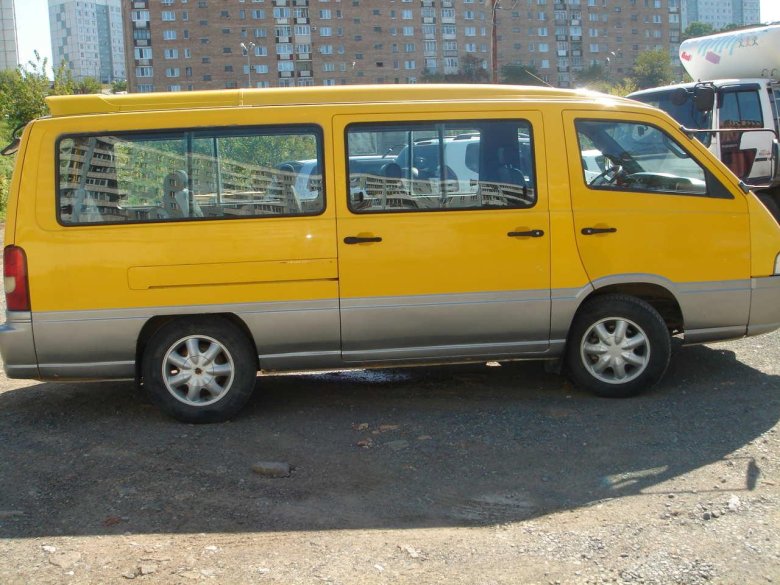 Микроавтобус Истана желтый.