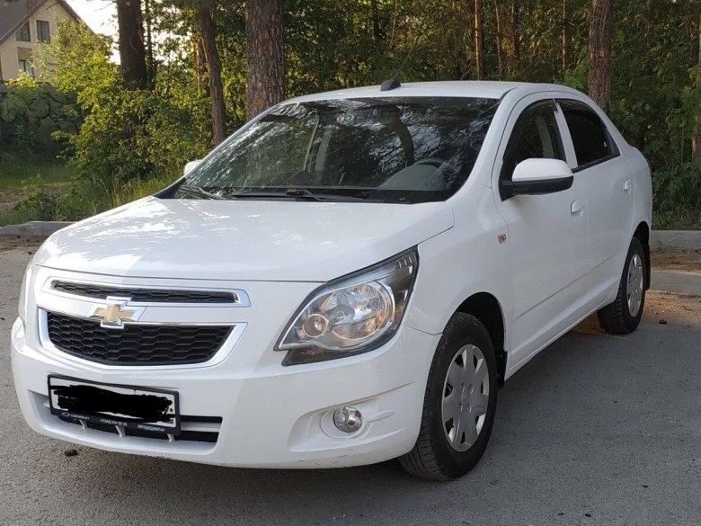 Белый шевроле кобальт