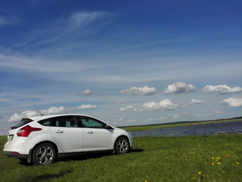 Белый машина Форд фокус 3