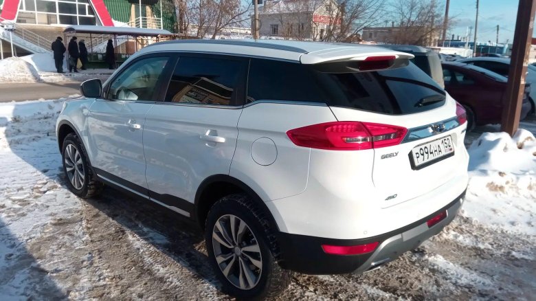 Geely Atlas Atlas белый с черной крышей