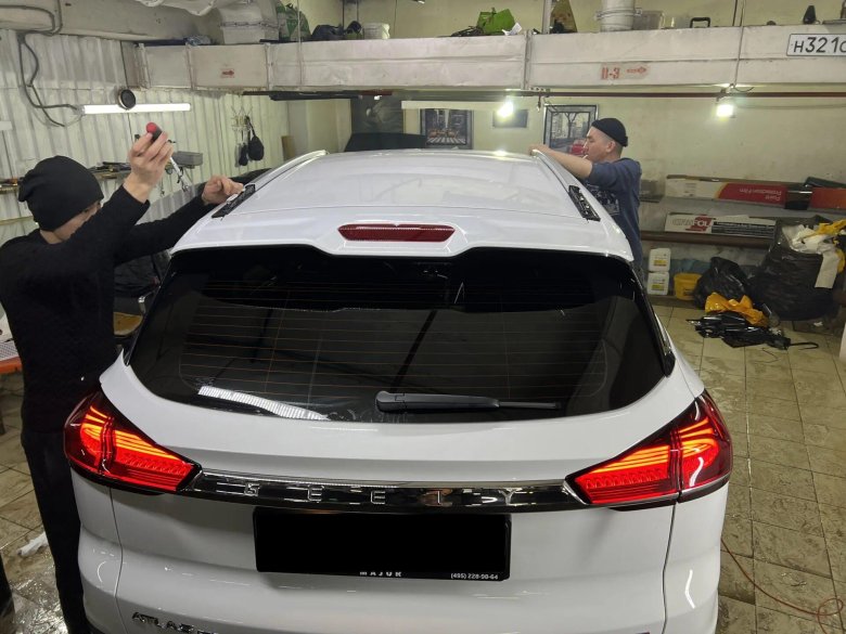 Geely Atlas черная крыша