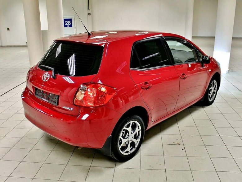Тойота аурис красная