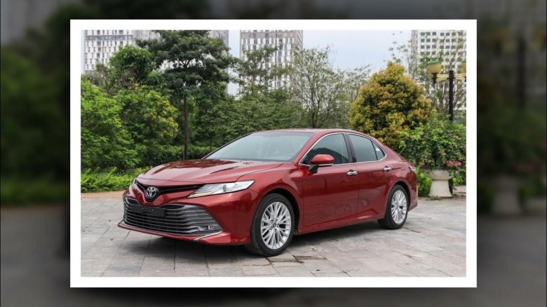 Тойота Камри 2019 красная
