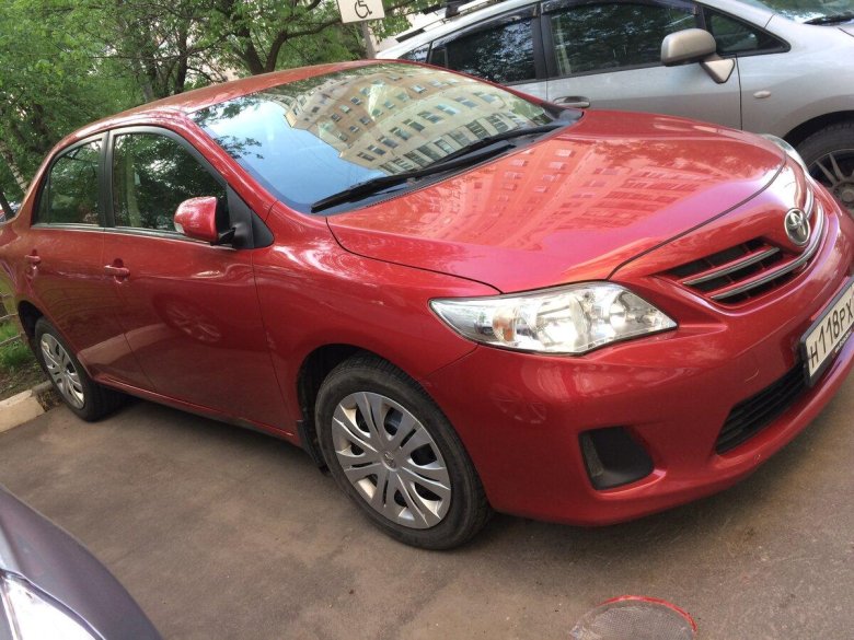 Красная Тойота Королла 150