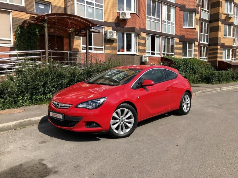 Опель Астра GTC 2013 красная