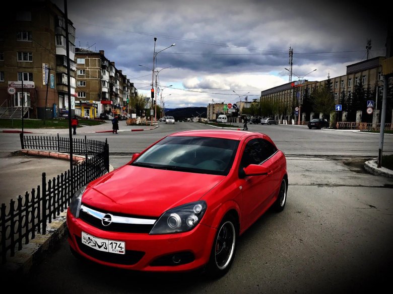 Opel Astra GTC красная