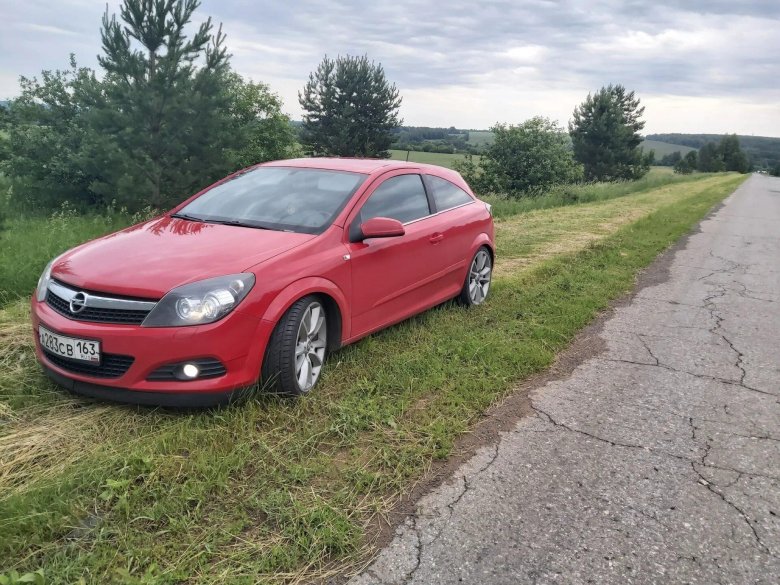 Opel Astra GTC 2008 красная