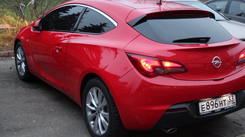 Opel Astra GTC 2012 красная