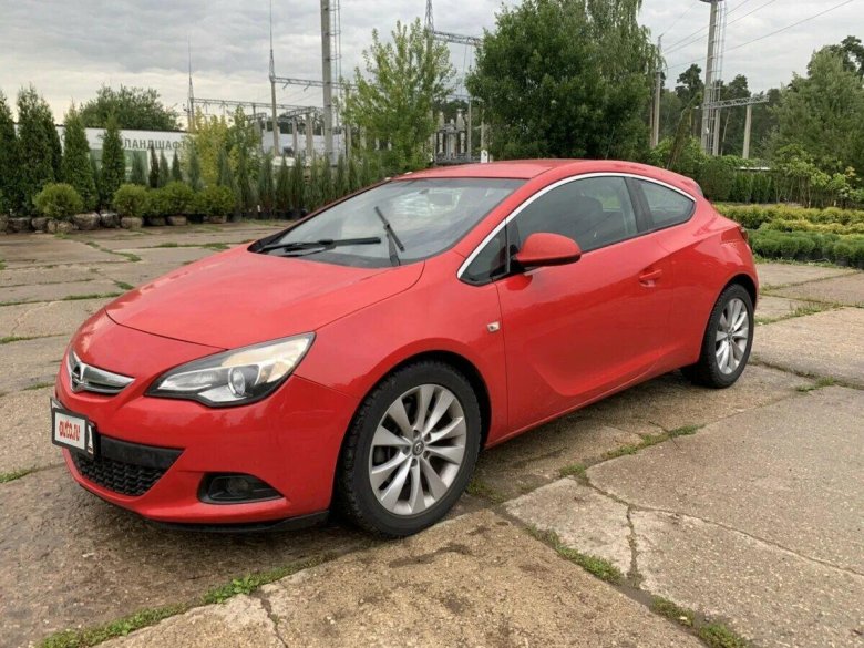 Opel Astra GTC 2012 красная