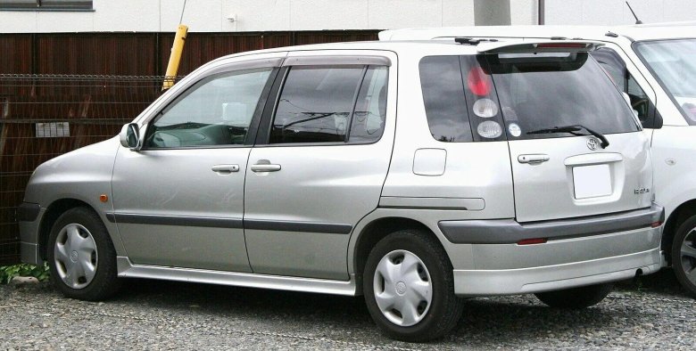 Toyota Raum 2003