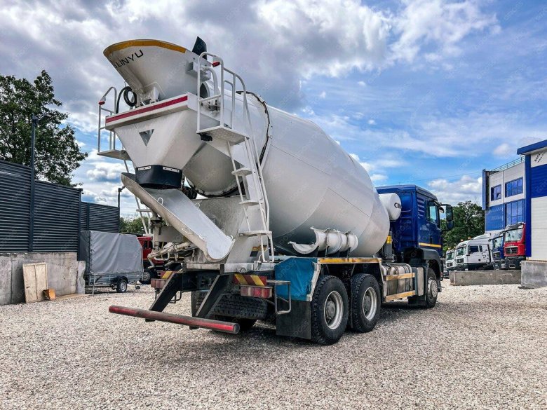 Автобетоносмеситель c7h 6x4. Zz5256gjbv384me, 10 куб. Синяя кабина с белой бочкой