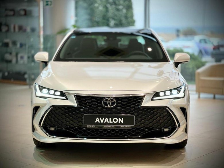 Тойота Авалон 2023 белая
