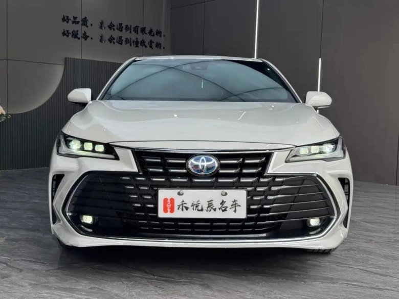 Белая тойота