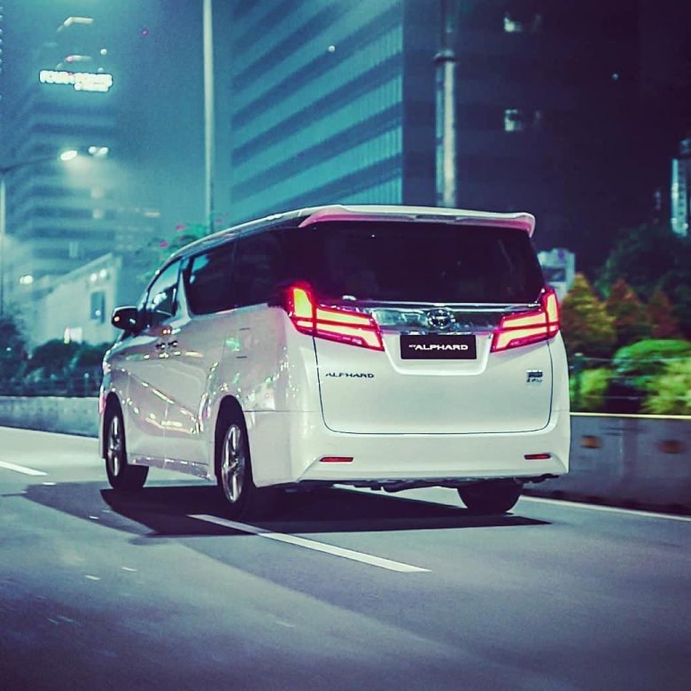 Toyota Alphard 2020 года