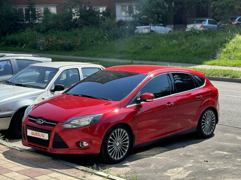 Ford focus 3 хэтчбэк красный