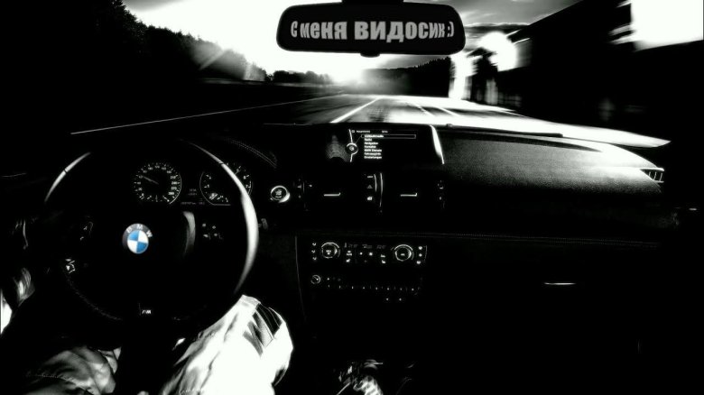 Девушка за рулем ночью