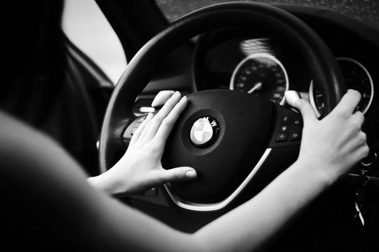 Девушка за рулем
