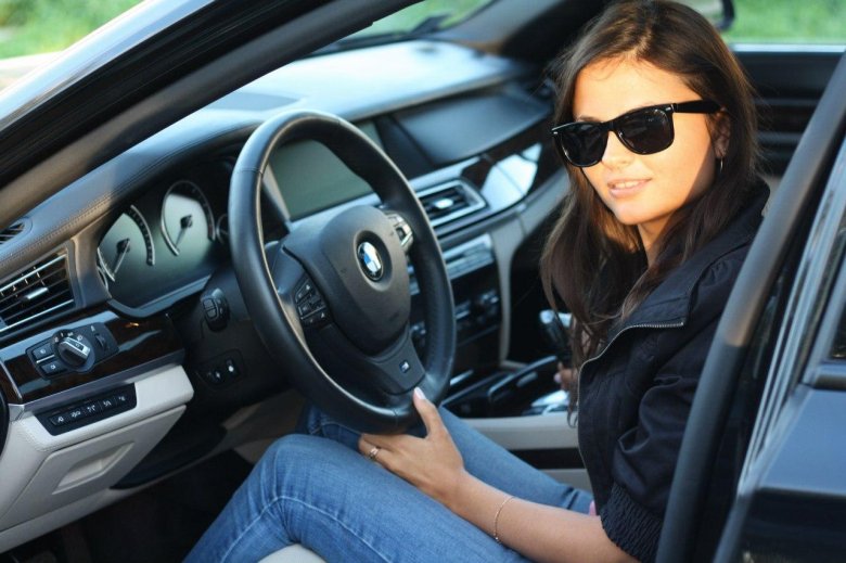 Девушка за рулем