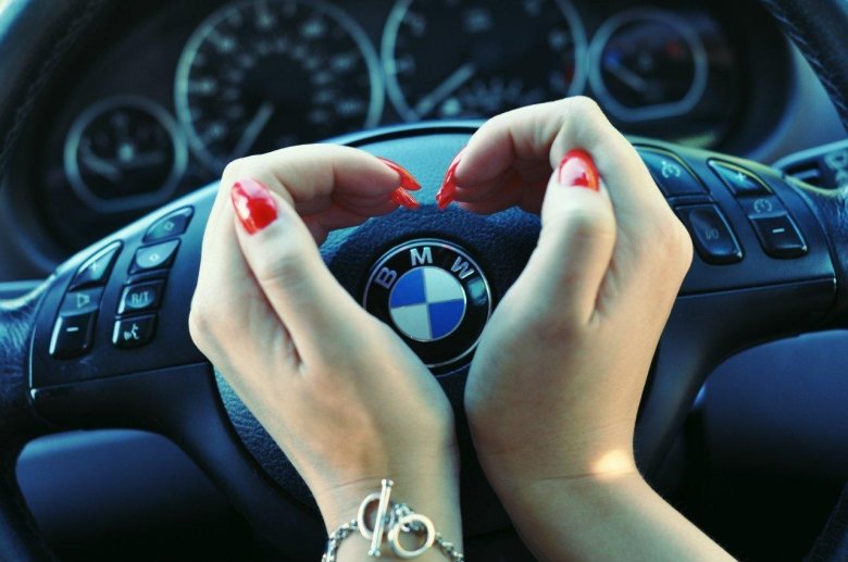 Рука на руле бмв