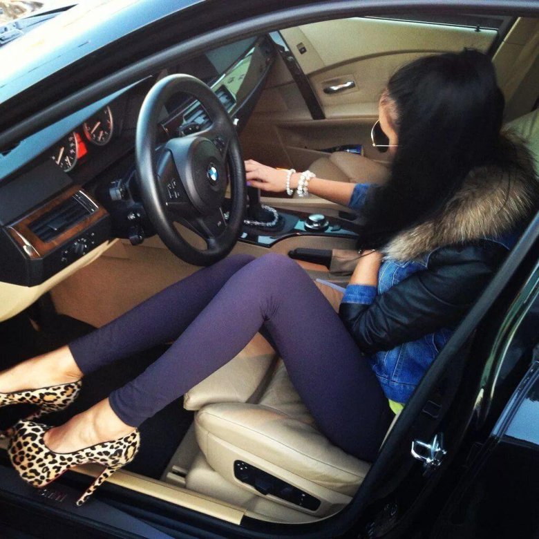 Девушка за рулем