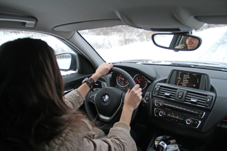 Брюнетка за рулем без лица