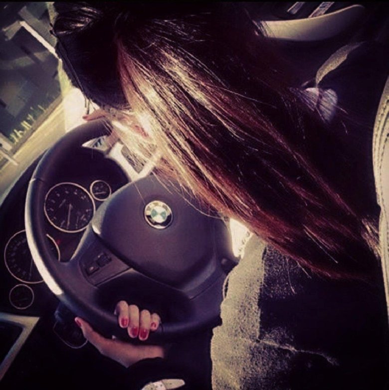 Девушка за рулем