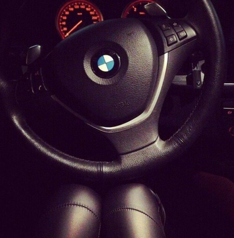 Девушка за рулем БМВ х5