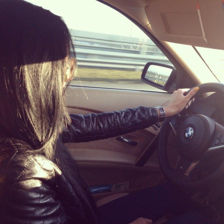 Девушка за рулем